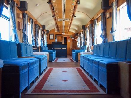 Blauer Salonwagen an Bord des Costa Verde Express