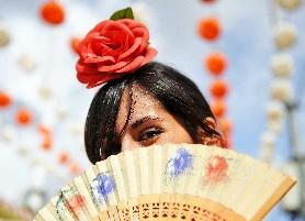 Flamenco-Tänzerin mit rotem Fächer und Blume im Haar