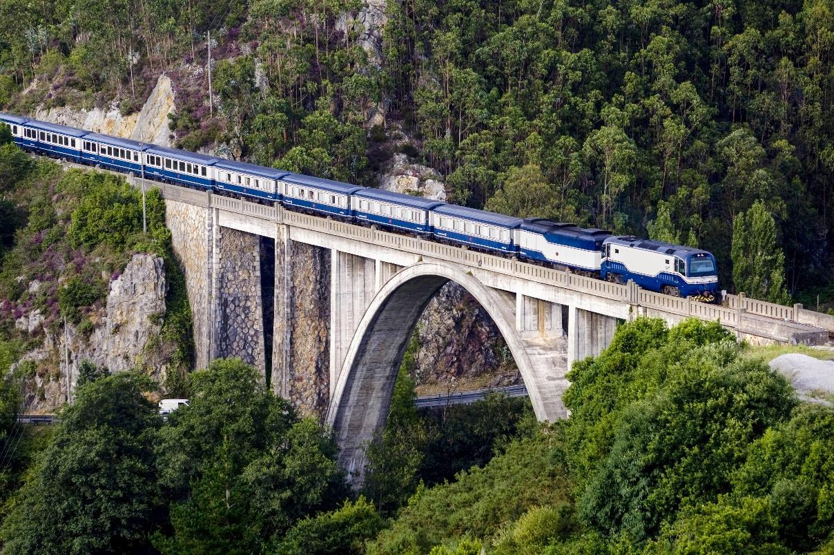 El Transcantábrico auf einer Steinbogenbrücke in Nordspanien