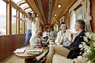 Gäste im eleganten Salonwagen des Transcantábrico