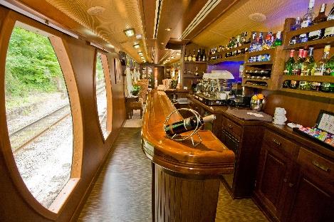 Bar mit rundem Panoramafenster